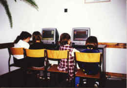 Przedszkolaki przy komputerach (60 kB)