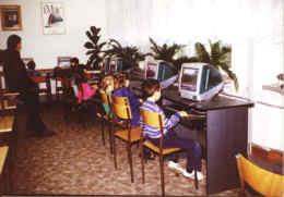 Przedszkolaki przy komputerach (60 kB)